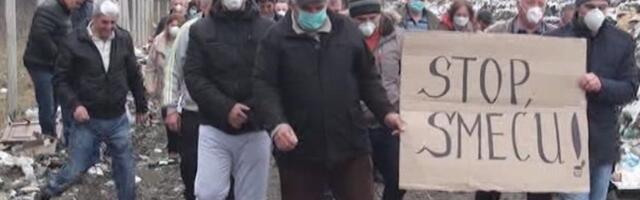 Становници Бродарева већ месецима се гуше у смраду, разбацани отпад нико не чисти