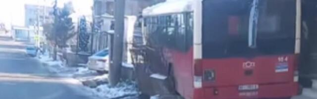 Gradski autobus uleteo u dvorište kuće u Ritopeku (VIDEO)