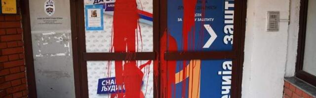 Ulazna vrata prostorija SNS Vranje polivena crvenom farbom