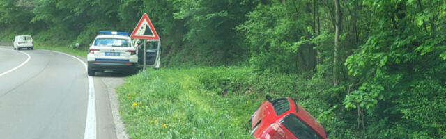 IZGUBIO KONTROLU NAD AUTOMOBILOM, PA SLETEO U KANAL DUBOK NEKOLIKO METARA Drama na magistralnom putu kod Čačka (FOTO)