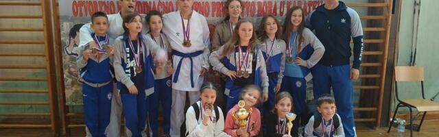 Karatisti Juniora osvojili 16 medalja u Boru