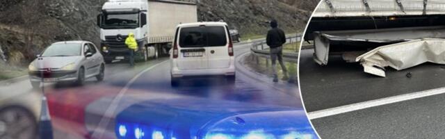 Totalni haos na autoputu: Automobilom odvalio deo kamiona