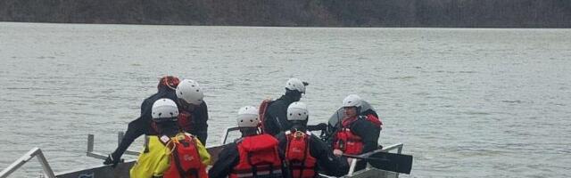 ZBOG BEZBEDNOSTI ZAVRŠENA POTRAGA ZA NESTALIM RIBOLOVCIMA KOD LESKOVCA: Za sutra planirana nova organizovana akcija na jezeru, upućen apel