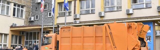 JEZIVA TRAGEDIJA KOD LESKOVCA! Kamion javnog komunalnog preduzeća usmrtio pešaka!