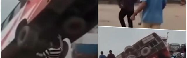 STRAVIČAN TRENUTAK KADA AUTOBUS UPADA U REKU! Ljudi grčevito plivaju ka obali, ali ima mnogo mrtvih (VIDEO)