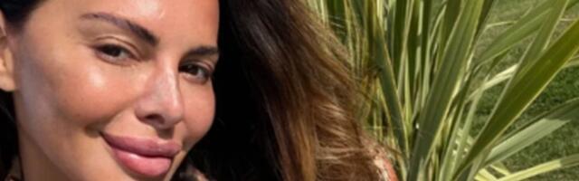 Bez šminke i raskopčana uživa za sve pare: Sonja pozira u leopard kompletu u raskošnoj vili - ne skida osmeh