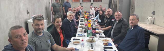 TRADICIJA UOČI BEOGRADSKOG MARATONA: Radnici Parking servisa uz čuveni pasulj kreću u akciju! (FOTO)