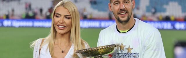 7 sati čekali u redu da celivaju svetinju! Milan i Snežana Borjan ispred Hrama - Zaspao na travi od umora
