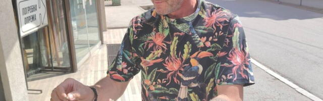"SIĆUŠNA JE, ALI KOBNA ZA LJUDE!" Poznati zmijolovac ponovo intervenisao, gosti kafića pronašli NEPOZVANOG GOSTA: Hadži Basur odmah zasukao rukave (FOTO, VIDEO)