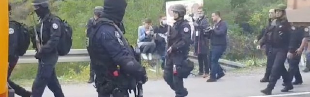 Vučić: Uveli smo stikere jer ne priznajemo Kosovo