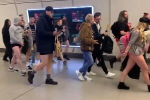 Забава „Дан без панталона“ у лондонском метроу постаје традиција