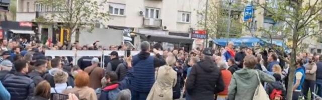 Tenzije i na Vračaru: Građani zvižde SNS-ovcima, jake policijske snage ih čuvaju (VIDEO)