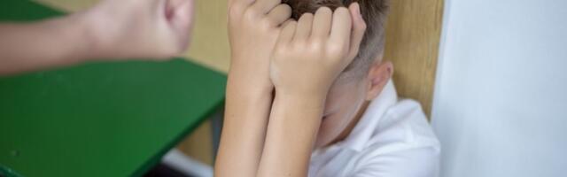 Užas u školi u Rakovici: Učenik udario druga, učiteljici povredio ruku (FOTO)