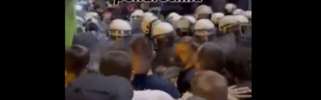Protest noćas i u Beogradu, ispred prostorija SNS u Njegoševoj policija pendrecima nasrnula na građane