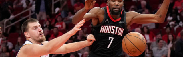 OVO SAMO MOŽE DŽOKER Jokić sa dvojicom na leđima izveo dodavanje sezone, niko nije znao gde je lopta: Hit izjava Srbina (VIDEO)