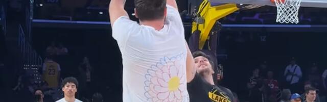 Lebron i Dončić iznenadili pacijente u bolnici: Emotivni Luka u specijalnoj majici zablistao na terenu /VIDEO/