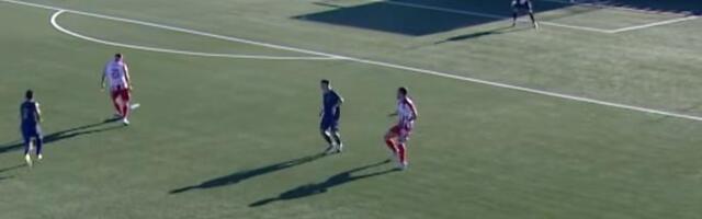 KOMIČAN AUTOGOL ELŠNIKA OBILAZI SRBIJU! FUDBALER ZVEZDE SA 20 METARA MATIRAO SVOG GOLMANA! Pogledajte kako je Radnik došao do vođstva, šok u Surdulici! VIDEO