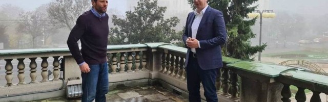 Vučić se sastao sa Šapićem: Prijateljski razgovor i jutarnja šetnja na terasi