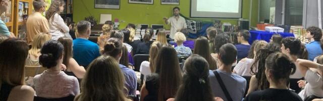 „Strah je svuda oko nas, ali ga lepotom, kulturom i znanjem uskoro pobeđujemo“: Tradicionalna „Noć u biblioteci“ u Trinaestoj gimnaziji