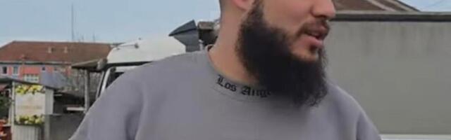 SRBIN KOJI JE PREŠAO U ISLAM REAGOVAO NA KOLONU LJUDI ISPRED HRAMA! Reči odjeknule "Kad snimaš biftek..."
