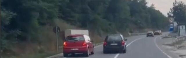 Ne može bahatije! Krenuo da pretiče, a vozač ispred mu preprečio put! Izbegnuta tragedija (VIDEO)