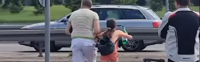 STRAŠNO Otac i ćerka pretrčavaju auto-put (VIDEO)
