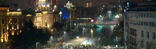 Studenti povlače građane ispred Narodne skupštine Srbije, usmeravaju ih ka Slaviji