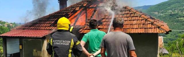 Uznemirujući snimci iz Priboja: Požar ''progutao'' kuću, vatra se širi (VIDEO)