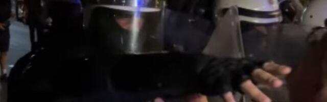 Policajac ženi UDARIO ŠAMAR ispred prostorija SNS na Vračaru (VIDEO)
