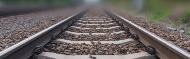 SCENA ZA INFARKT! Pogledajte snimak nesreće u Smederevu! VOZ ZGUŽVAO KOMBI, VOZAČ ISKOČIO IZ VOZILA U POSLEDNJI ČAS! (VIDEO)