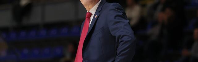 Šta ovaj čovek još traži na klupi? Da li je ovo poslednji sirtaki Grka u Beogradu?