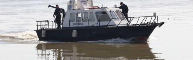 PROLAZNICI VIDELI JEZIVI PRIZOR ISPOD KAĆKOG MOSTA! Odmah pozvali policiju: Tragedija u kanalu Dunav-Tisa-Dunav