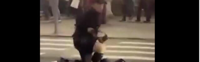 PANIKA I HAOS: Bačena dimna bomba, više osoba izbodeno, ima mrtvih – napadač skočio sa šestog sprata (FOTO/VIDEO)