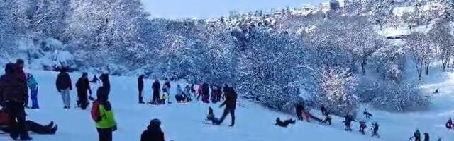 Da, ovi snimci su iz BEOGRADA! Sneg doneo veliku RADOST, stotine i stotine dece su NA SANKANJU na ovom mestu!