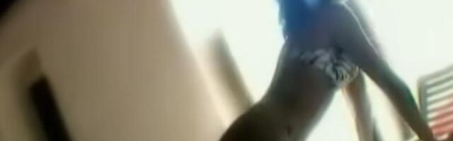 STAŠINI VRELI KADROVI NA IVICI EROTIKE INTRIGIRAJU I DAN DANAS: Bila je prava bomba, a ovi spotovi obeležilo je njeno zmijsko telo (FOTO)