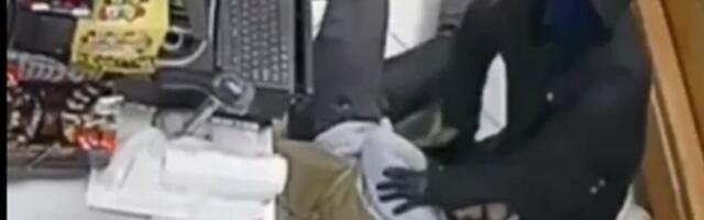 Bosanka golim rukama savladala lopova: Otela mu automatsku pušku, oboje završili na podu, kamere snimile sve