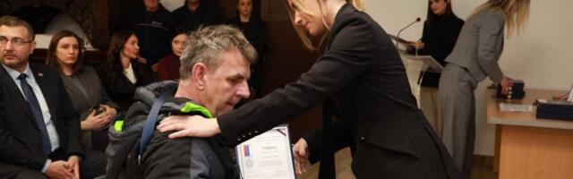 "Nije uobičajena smrt nego lansiranje u visine Božijeg zagrljaja"! Đurđević Stamenkovski uručila 64 boračke spomenice: Majke junaka treba da su ponosne