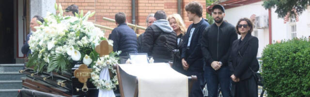 NEZAPAMĆENE SCENE! Na sahrani Duška Vujoševića zatekli smo nešto što se nikad ne viđa! (FOTO)