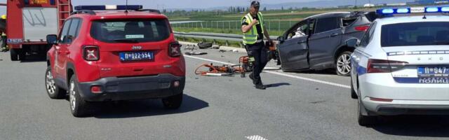 UŠAO U KONTRA SMER I ZAKUCAO SE U AUTO, TROJE POGINULO! Prve slike jezivog sudara kod Rume, auto prepolovljen! (foto, video)