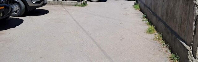 Čitaoci javljaju: Automobilom zagradio izlaz sa parkinga