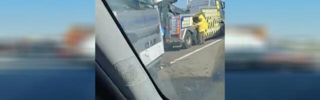 Šleper probio ogradu kod Požarevca: kilometarske gužve ka Beogradu