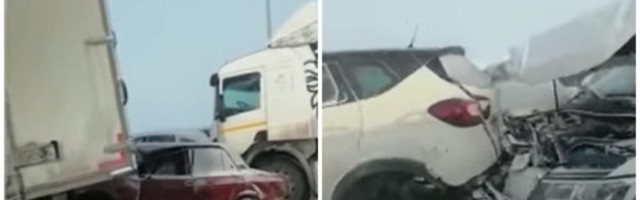U SUDARU 39 VOZILA POVREĐENO 10 PUTNIKA: Karambol na auto-putu u Rusiji po mećavi i ledenoj temperaturi! (VIDEO)
