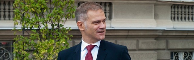 "Dačiću, gde živiš i ko plaća tvoje bahaćenje u vili?"