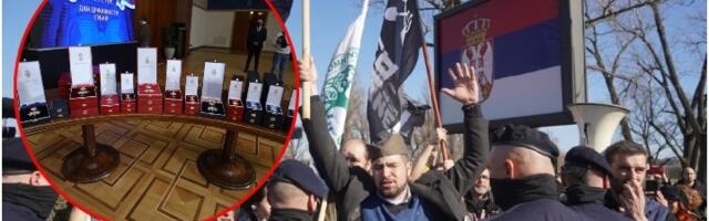 Dok gaze ljude po ulici, Vučić deli ordenje