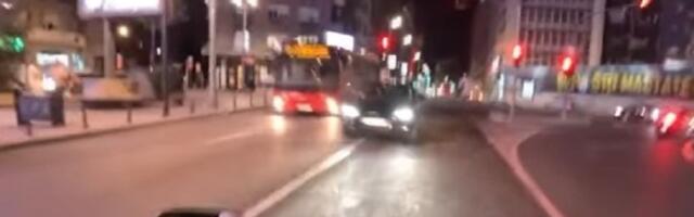Preticao preko pune linije i zamalo pokosio vozača motora (VIDEO)
