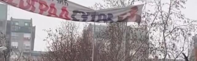 "Na Trošarini je već pao": Pogledajte kako je skinut Vučićev plakat (VIDEO)