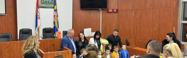 Mališani pitali gradonačelnika da li će moći da vide dinosauruse u Leskovcu i kada će imati menzu u školi