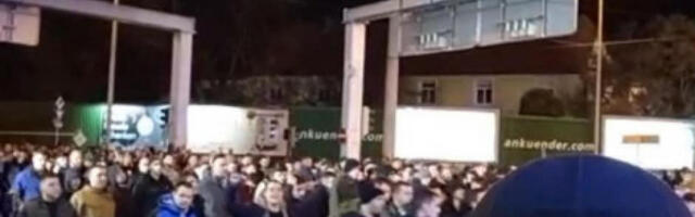 GRAC JE CEO CRVENO-BELI Pogledajte kako se navijači Zvezde spremaju za Šturm (VIDEO)