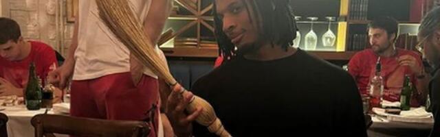 Gilespi objasnio kako je nastala famozna fotografija sa metlom