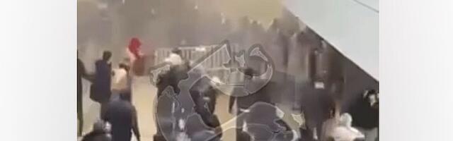 VIDEO: Navijači se potukli sa policijom u hodniku Arene, krenuli i na upravu